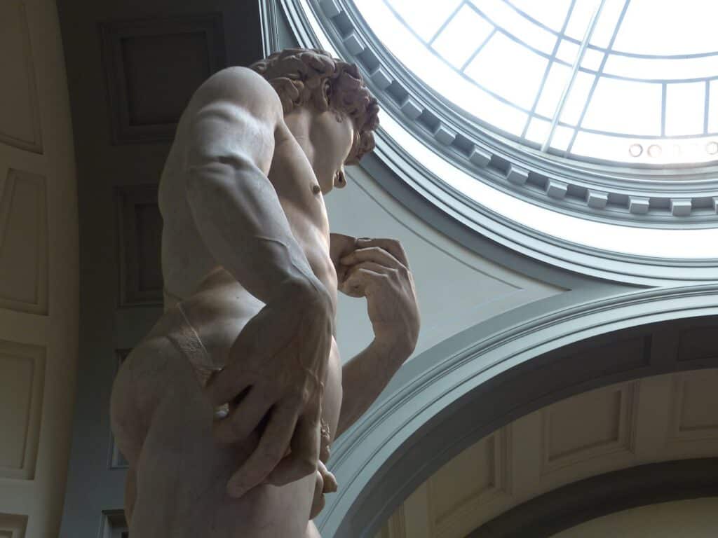 Miguel Ángel optó por romper con la tradición de David, creando la estatua sin la cabeza de Goliat