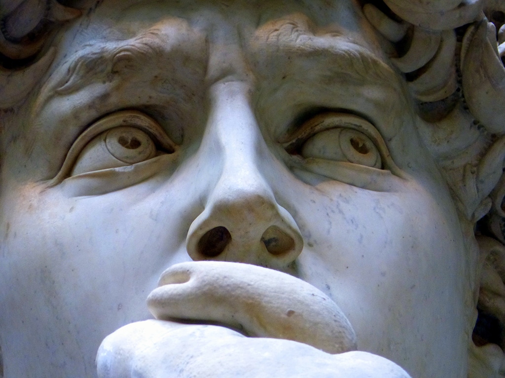 La estatua de David está ligeramente bizca, tal vez intencionalmente